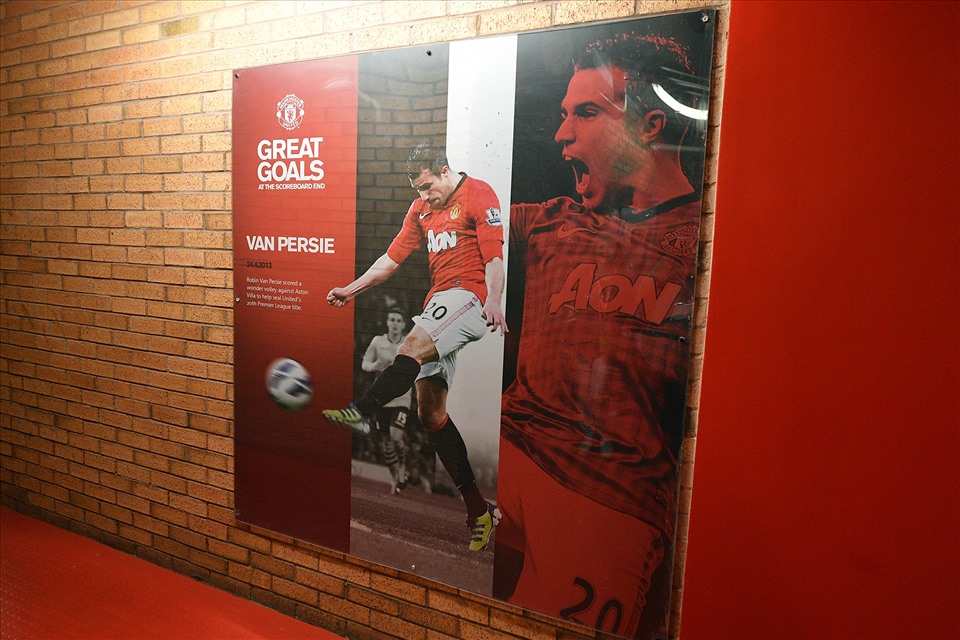 Ngay cả Van Persie, một cầu thủ tuy không có nhiều năm cống hiến cho đội, anh vẫn được treo ảnh từ khi còn thi đấu cho đến hiện nay.