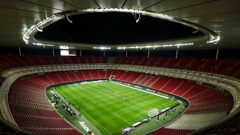 Sân Akron ở Guadalajara (Mexico) có sức chứa 46.355 chỗ ngồi.
