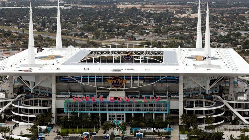 Sân Hard Rock tại Miami có sức chứa 65.300, cũng là nơi tổ chức nhiều sự kiện, từ bóng bầu dục, đấu vật, bóng đá đại học, boxing, thậm chí là cả biểu diễn xe Monster Jam.