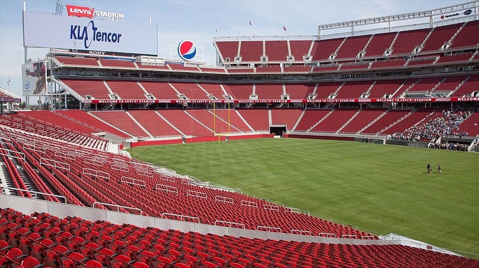Sân Levi's ở San Francisco có sức chứa 68.500 chỗ ngồi. Sân bóng này chủ yếu tổ chức các trận đấu của giải bóng rổ nhà nghề Mỹ từ năm 2014.