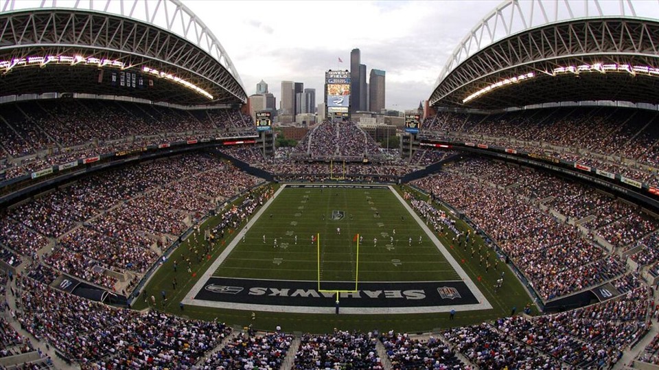 Lumen Field là sân bóng đa năng ở Seattle, với sức chứa 72.000 chỗ ngồi.