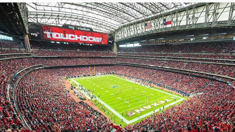 Sân NGR ở Houston có sức chứa 72.220 chỗ ngồi.