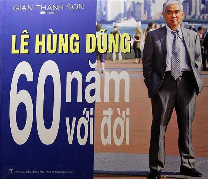 Quyển sách ảnh 'Lê Hùng Dũng, 60 năm với đời' được ông Dũng in trước thềm Đại hội VFF lần thứ VII năm 2014.