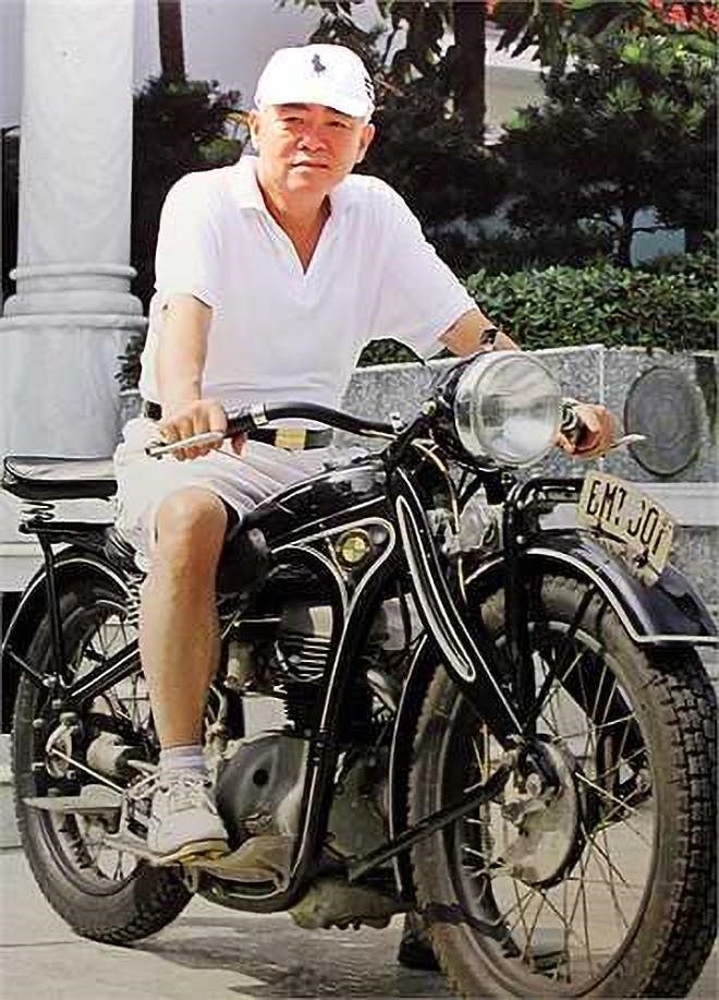 Ông Lê Hùng Dũng còn được biết với thú vui chơi xe. Hình ảnh ông trên chiếc BMW R2 độc nhất tại Việt Nam