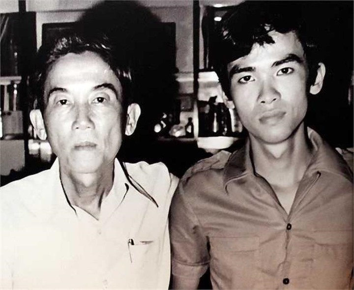 Ông Lê Hùng Dũng cùng bố của mình là ông Nguyễn Quyền Sinh nguyên Tổng cục trưởng Tổng cục Du lịch Việt Nam, nguyên Chủ tịch Liên đoàn quần vợt Việt Nam.