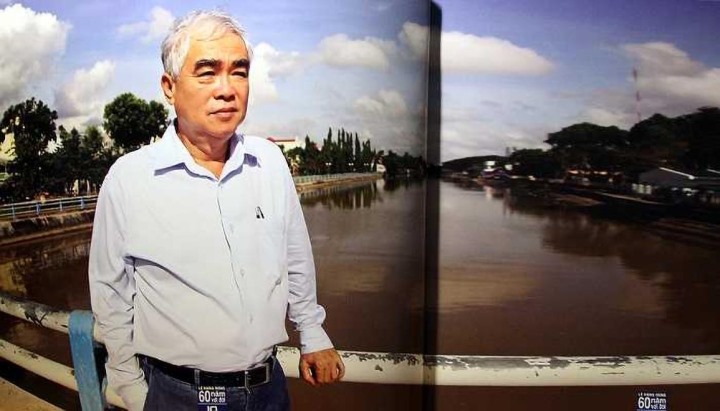 Ông Lê Hùng Dũng bên kênh Đường Thét, Cao Lãnh (tỉnh Đồng Tháp).
