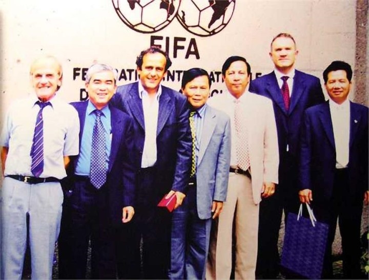 Ông Lê Hùng Dũng tại trụ sở FIFA năm 1999. Trong ảnh còn có sự hiện diện của huyền thoại bóng đá Pháp Michel Platini.