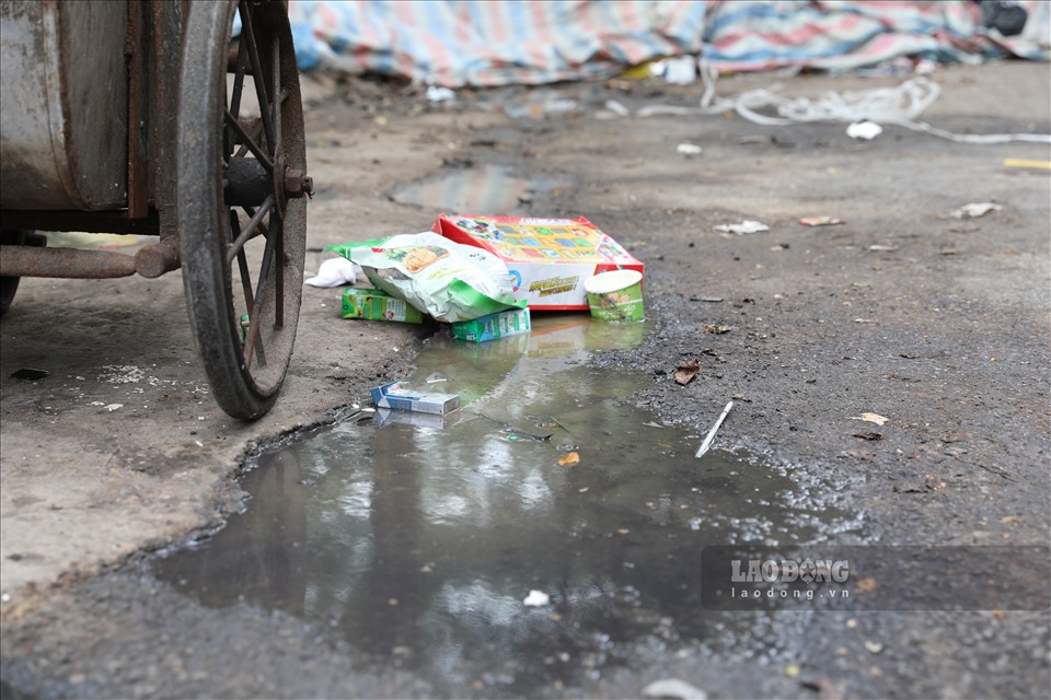 Nước thải từ rác là một phần khiến mùi hôi thối bốc lên và rất khó để xử lý, nhất là trong tiết trời nắng nóng tại Hà Nội ngay lúc này.