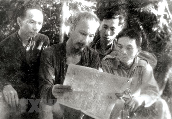 Chủ tịch Hồ Chí Minh cùng các đồng chí Trường Chinh, Lê Đức Thọ, Võ Nguyên Giáp đọc báo tại ATK Thái Nguyên, năm 1947. Ảnh: Tư liệu/TTXVN