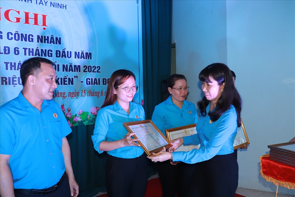 Đ/c Nguyễn Thị Kim Liên trao bằng khen của LĐLĐ tỉnh cho các cá nhân đã có thành tích xuất sắc trong phong trào thi đua lao động giỏi và xây dựng tổ chức Công đoàn vững mạnh năm 2021