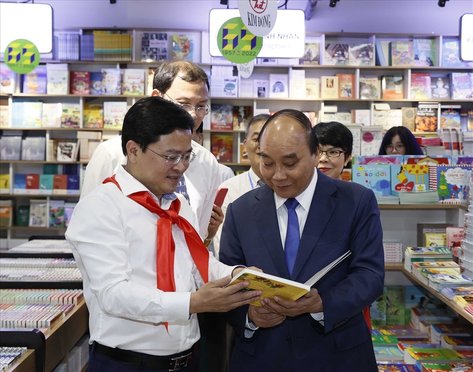 Chủ tịch nước Nguyễn Xuân Phúc và các đại biểu tham quan trưng bày ấn phẩm của Nhà xuất bản Kim Đồng.