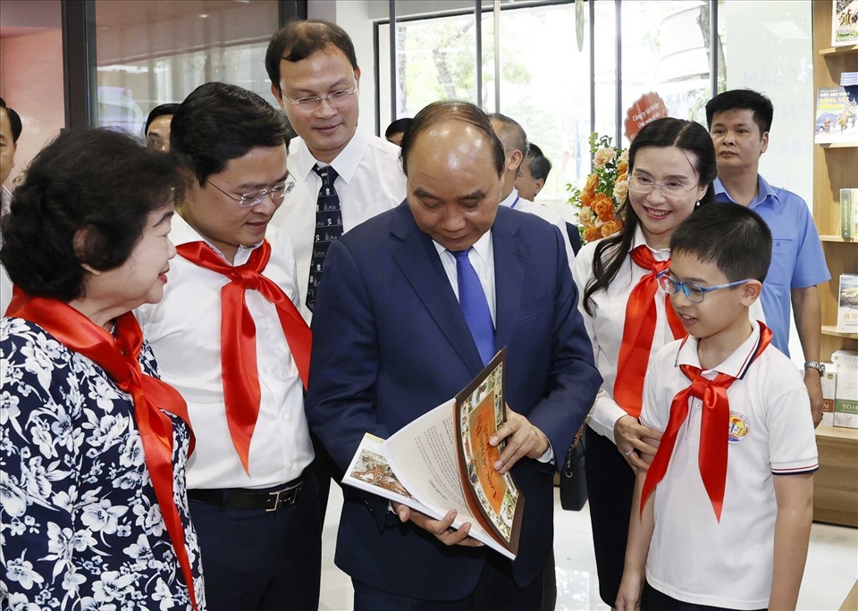 Chủ tịch nước Nguyễn Xuân Phúc và các đại biểu tham quan trưng bày ấn phẩm của Nhà xuất bản Kim Đồng.