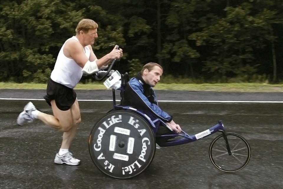 Câu chuyện về hai cha con Dick và Rick Hoyt trở thành một biểu tượng của Boston Marathon. Ảnh: AFP.