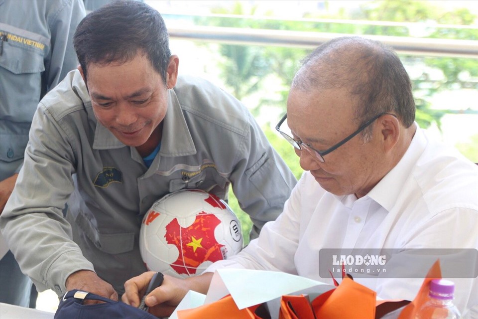 Nhiều CNLĐ bày tỏ sự hâm mộ với vị huấn luyện viên viên người Hàn Quốc đã mang lại nhiều cảm xúc và sự đổi thay của bóng đá Việt Nam thời gian qua.