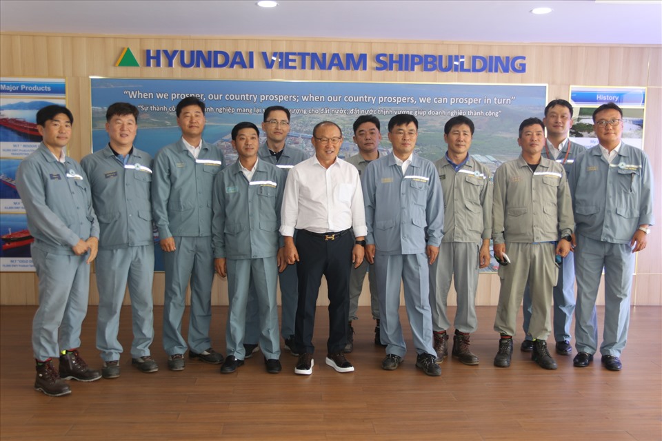 Chia sẻ trong sổ lưu niệm cùng lãnh đạo HVS và CNLĐ ông Park Hang-seo cảm ơn sự mến mộ của người lao động, chúc công ty ngày càng thịnh vượng và là cầu nối tốt hơn nữa cho mối quan hệ Việt Nam- Hàn Quốc.