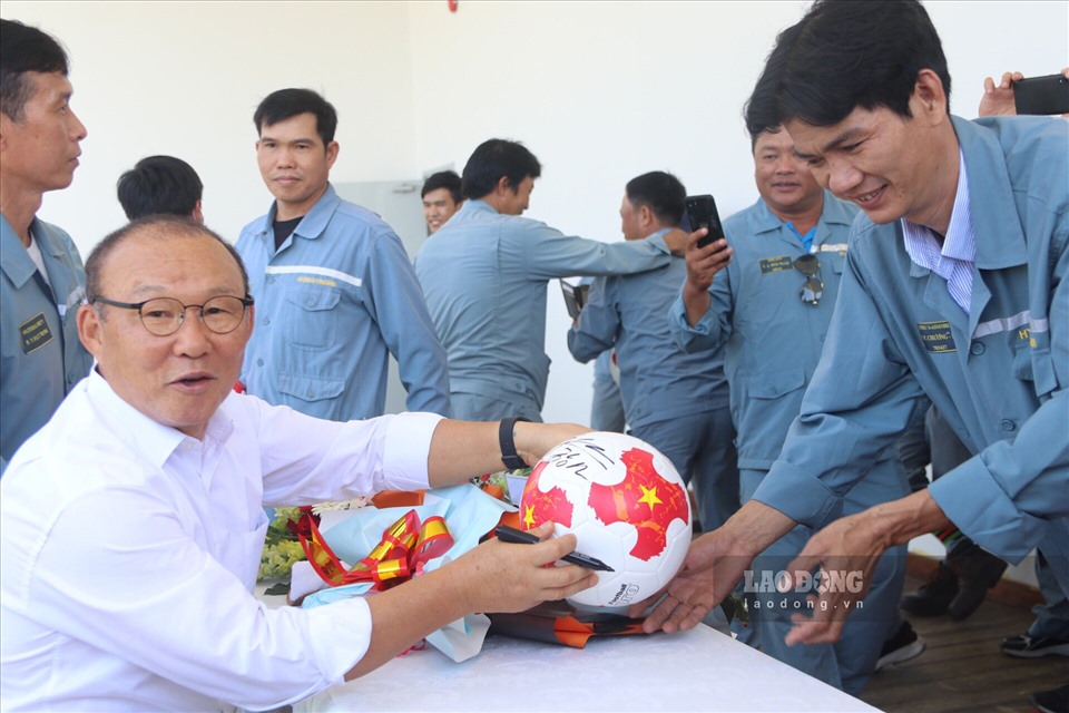 50 CNLĐ xuất sắc của HVS được ông Park tặng quả bóng có chữa ký của ông.
