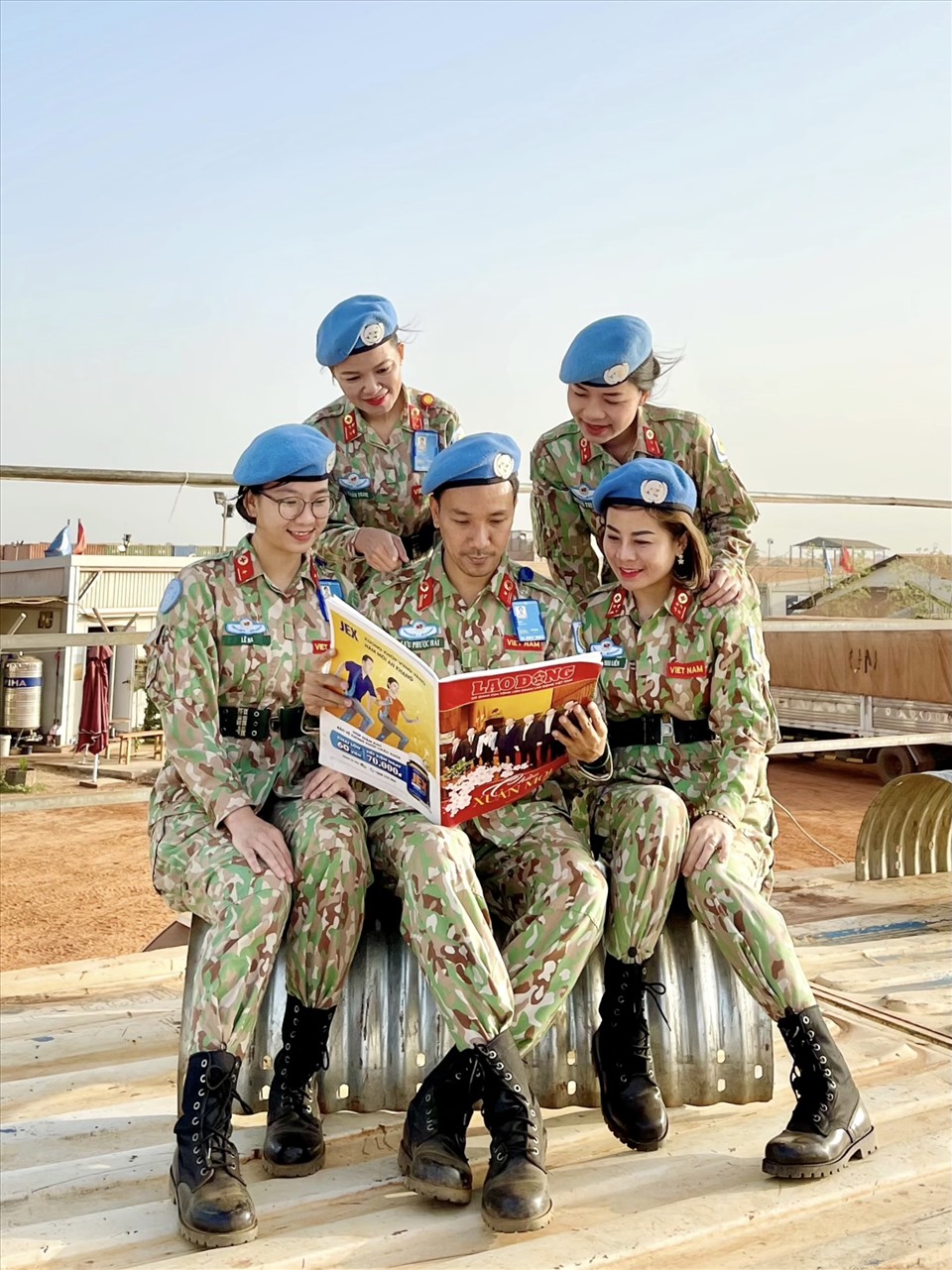 Cán bộ, chiến sĩ Bệnh viện Dã chiến Cấp 2 số 3 Việt Nam làm nhiệm vụ tại Phái bộ Gìn giữ hòa bình Liên Hợp Quốc tại Nam Sudan đọc báo Lao Động. Ảnh: NVCC