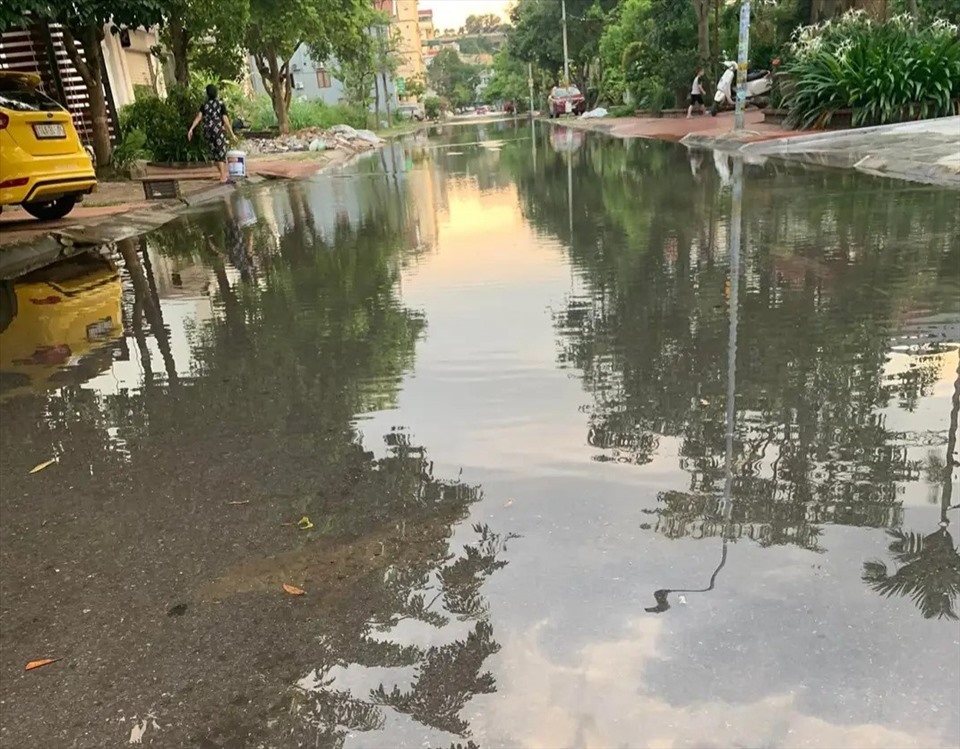 Một khu phố ở phường Yết Kiêu, TP.Hạ Long bị nước biển tràn vào. Ảnh: CTV