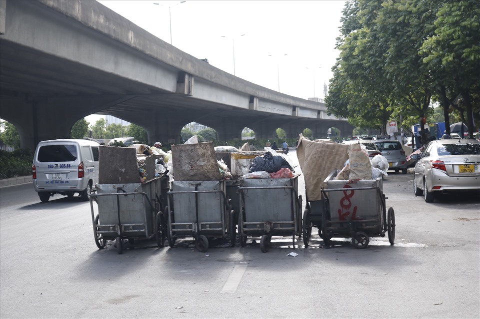 Xe rác chiếm nửa đường trên tuyến phố của quận Hoàng Mai.