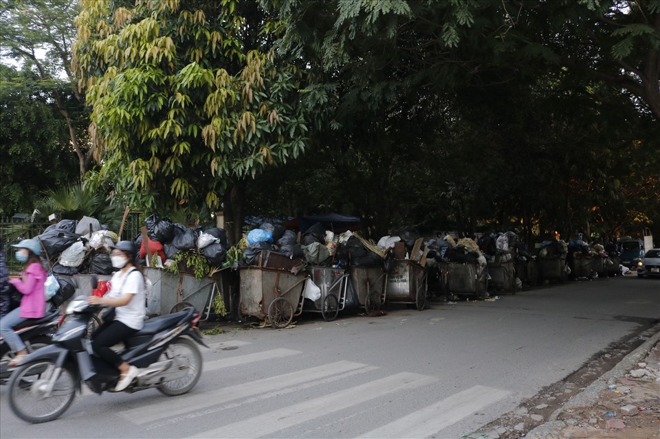 Ở nhiều nhiều góc phố, khu dân cư ở Hà Nội bắt đầu xuất hiện tình trạng ứ đọng rác, xe rác xếp hàng dài chờ xử lý.