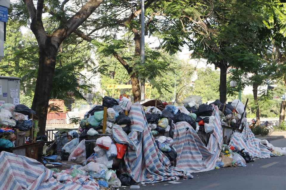 Nằm dọc bên đường Nguyễn Khang (quận Cầu Giấy), rác chất đầy xe thu gom nhưng vẫn chưa được vận chuyển đến nơi xử lý