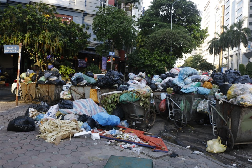 Tại ngõ 76 phố Duy Tân, rác thải đã chất thành nhiều đống lớn, vứt bừa bãi ở vỉa hè, lòng đường khiến nhiều người dân rất bức xúc.