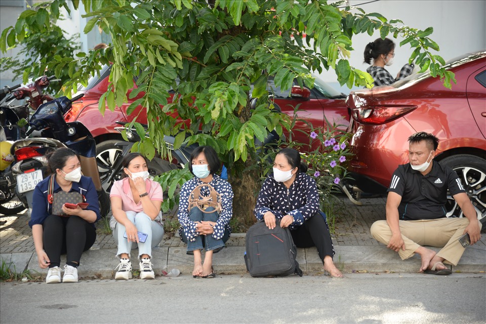 Dù hôm nay thời tiết Hà Nội rất nắng nóng, nhưng các bậc phụ huynh vẫn nán lại chờ con em mình.