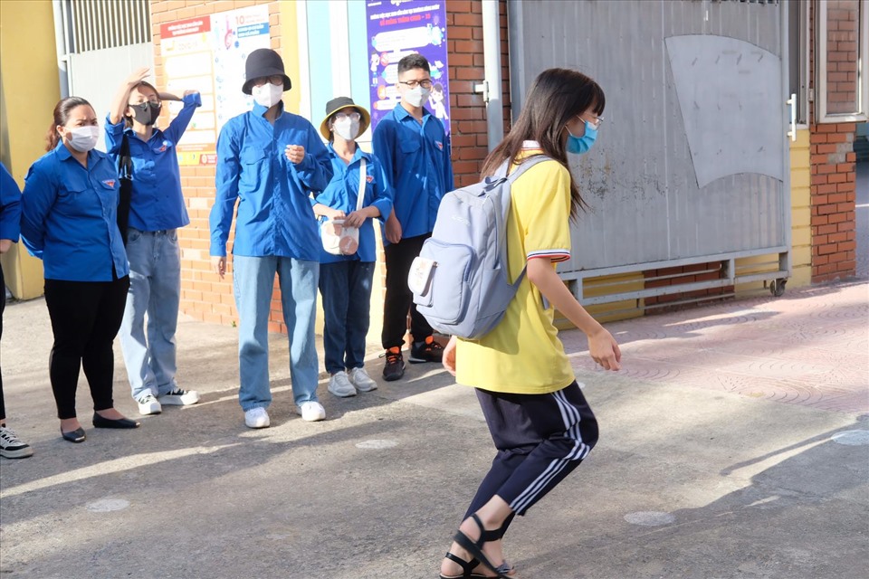 Tại điểm trường THCS Phú La, học sinh vội vàng chạy vào vì muộn giờ. Ảnh: Long Nguyễn