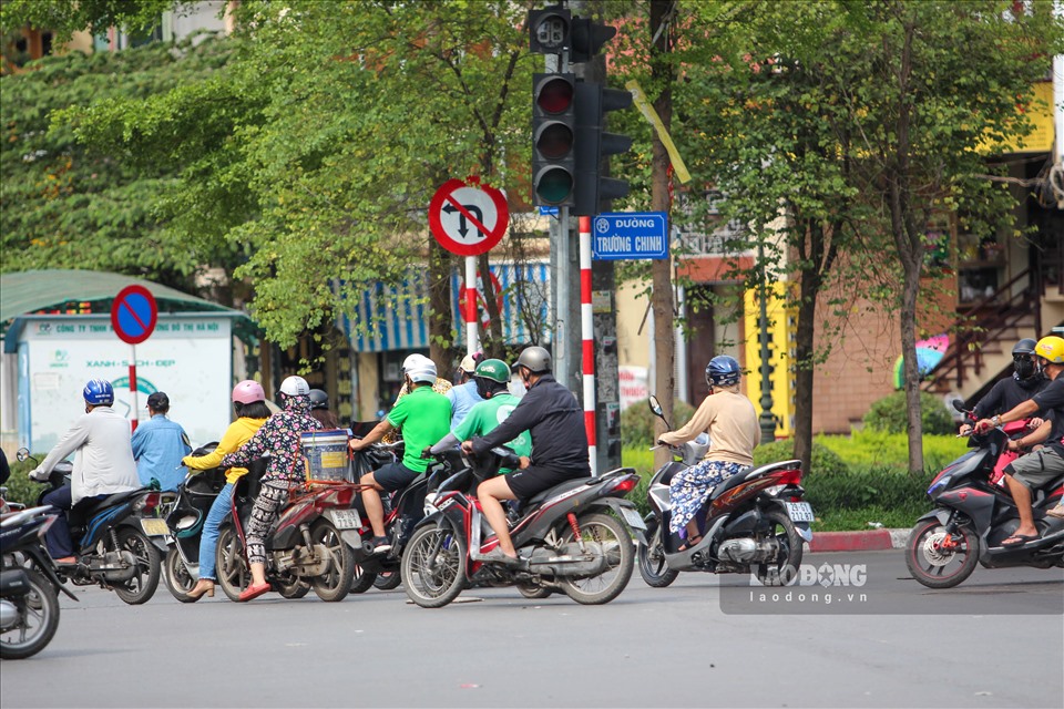 Trong ngày đầu triển khai phân luồng, nhiều phương tiện giao thông đã vi phạm, bất chấp biển báo, vượt làn đi ngược chiều.