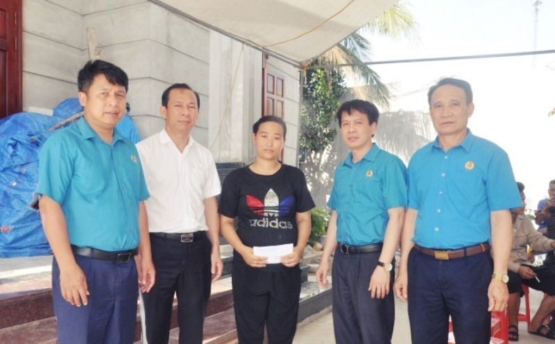 Đoàn công tác đến thăm hỏi gia đình có 2 cháu bé bị đuối nước thương tâm ở huyện Đông Sơn, tỉnh Thanh Hóa. Ảnh: N.T