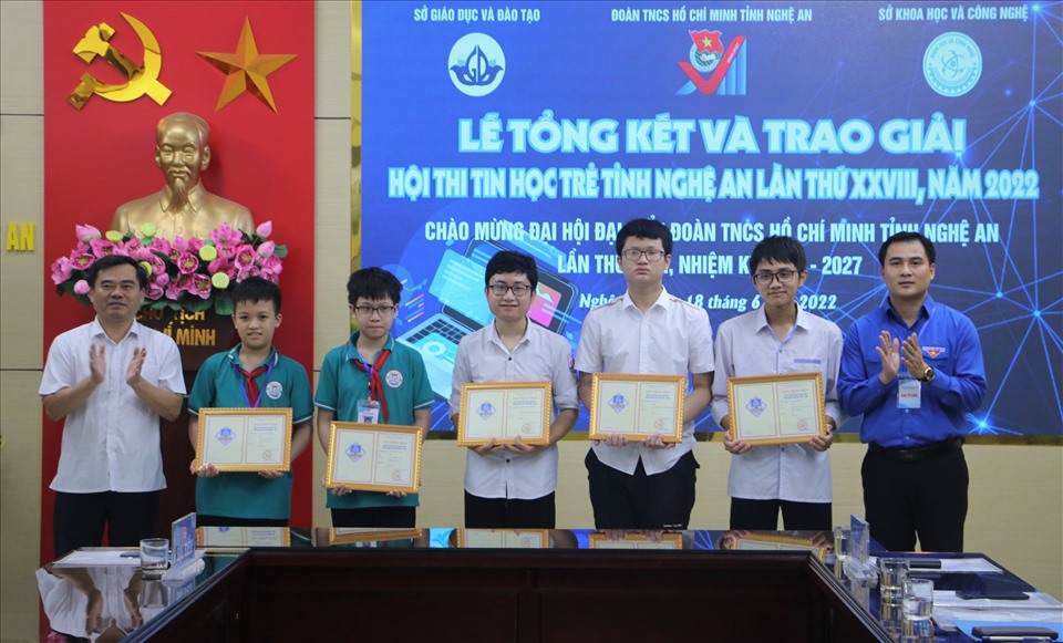 Lãnh đạo Sở KHCN và Tỉnh đoàn Nghệ An trao giải thưởng cho thí sinh đạt giải. Ảnh: QT
