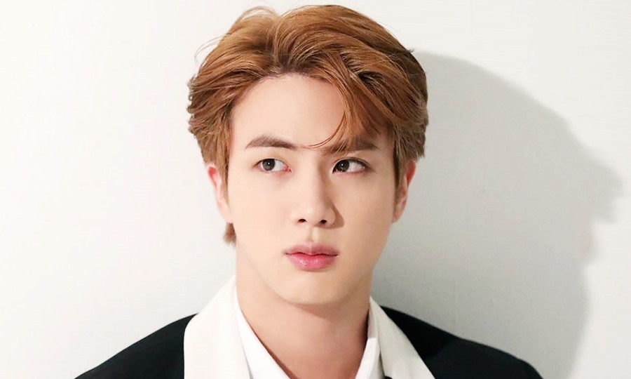 Netizen nghi ngờ Jin (BTS) đang bí mật hẹn hò. Ảnh: Bit Hit