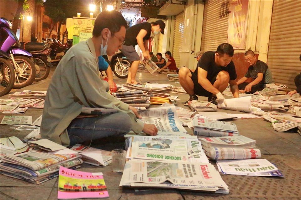Chợ báo sáng tại phố Đinh Lễ, Hà Nội. Ảnh: L.Đ