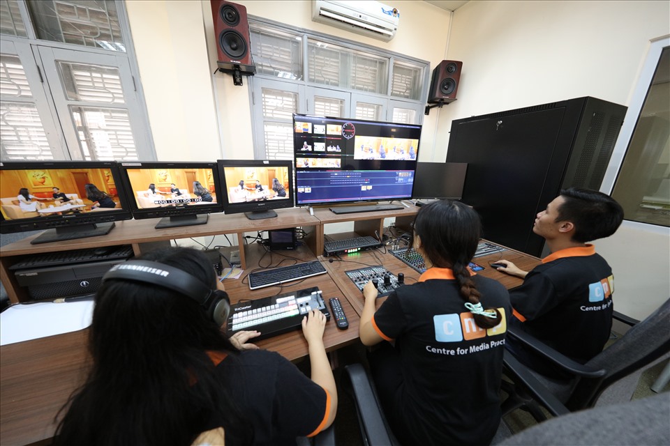 Trải nghiệm thực tế của sinh viên Khoa Viết văn, Báo chí, Trường Đại học Văn hóa Hà Nội để tham gia tác nghiệp vào hoạt động báo chí. Ảnh: NVCC