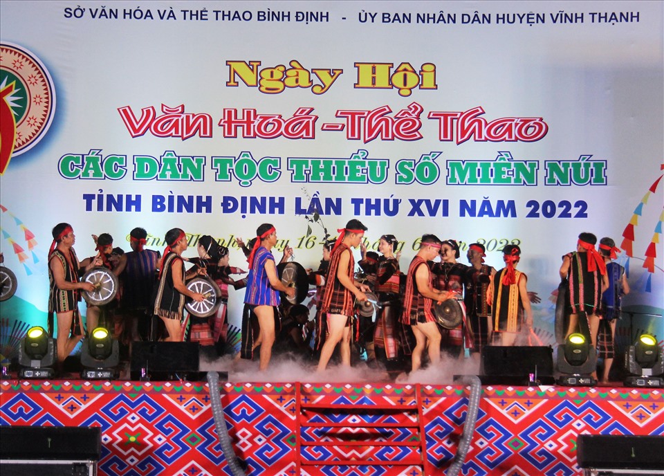 Tiết mục rước thần lúa của người đồng bào Bana huyện Vĩnh Thạnh, tỉnh Bình Định. 