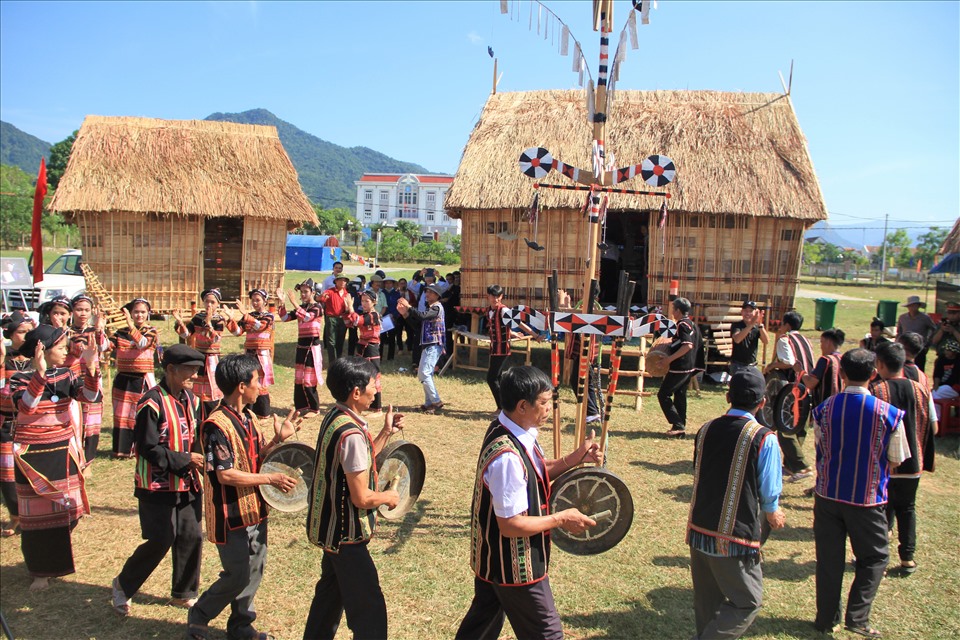 Biểu diễn cồng chiêng và múa xoang của đồng bào dân tộc thiểu số miền núi tỉnh Bình Định. 