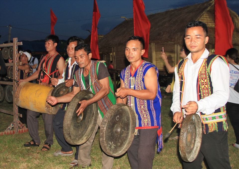  Nghệ nhân, diễn viên các đoàn biểu diễn tại lễ khai mạc Ngày hội Văn hóa - Thể thao các dân tộc thiểu số miền núi tỉnh Bình Định lần thứ XVI - năm 2022.