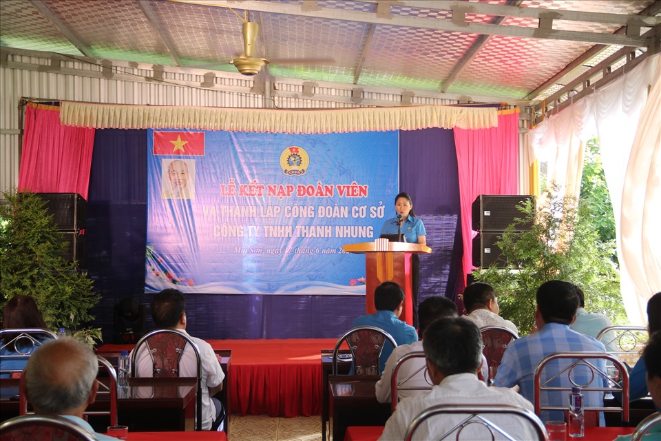 LĐLĐ huyện Mai Sơn đọc Quyết định thành lập công đoàn Công ty TNHH Thanh Nhung.
