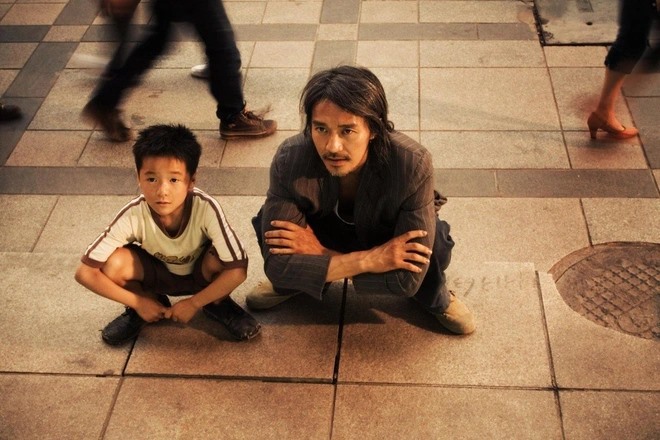 Bộ phim “Siêu khuyển thần công” kể về 2 cha con nghèo khổ và bước ngoặt trong cuộc sống của họ. Ảnh: CMH.