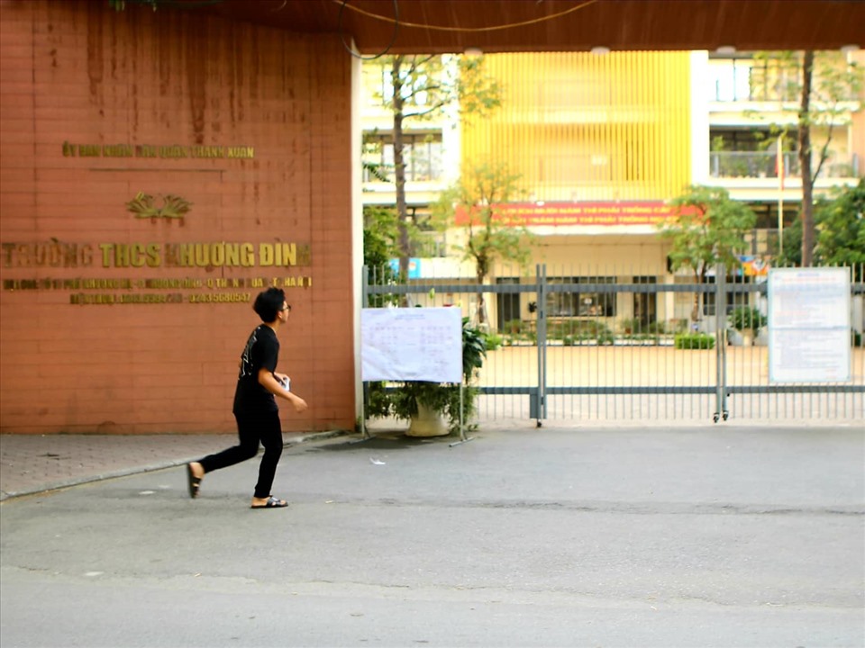 Tại điểm thi trường THCS Khương Đình (Thanh Xuân), một số em đến muộn.