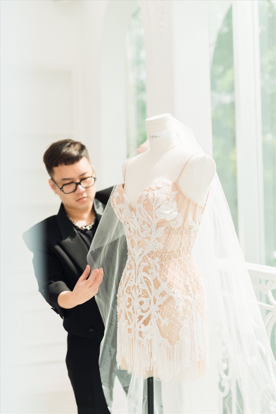Quen biết Minh Hằng nhiều năm, nhà thiết kế Chung Thanh Phong đã dành nhiều tâm huyết cho bộ váy cưới đặc biệt này. Ảnh: Tee Le