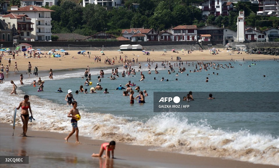 Giải nhiệt bằng cách tắm biển ở Saint-Jean de Luz, tây nam nước Pháp, ngày 18.6.2022 khi sóng nhiệt quét qua Pháp và Tây Âu. Ảnh: AFP