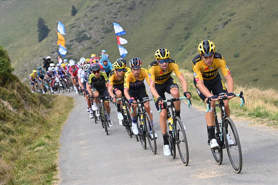 Đội đua Jumbo-Visma sẽ mang đến thách thức lớn cho Pogacar. Ảnh: Tour de France