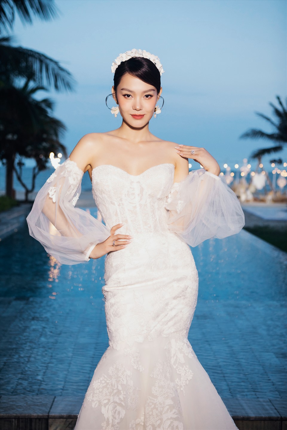 Có nên chọn váy cưới khác màu trắng khi chụp ảnh cưới đảo ngọc?