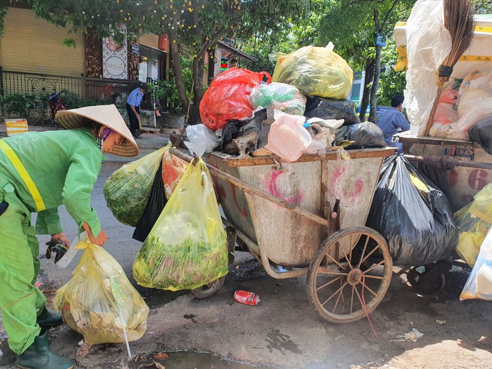 Hơn 30 xe gom rác đẩy tay trên ngõ 76 Duy Tân.