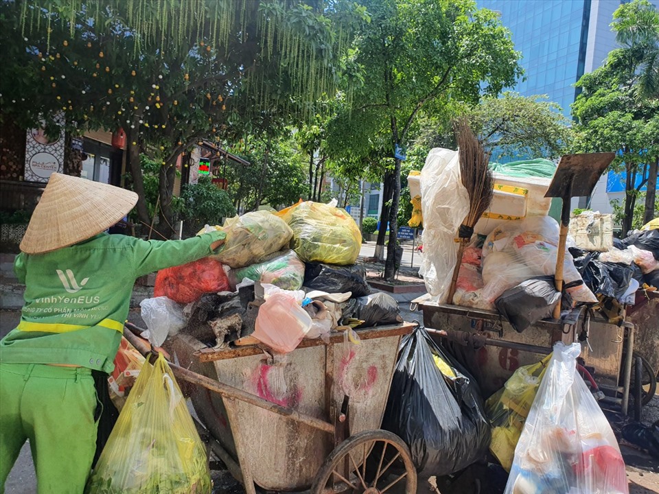 Hơn 30 xe gom rác đẩy tay trên ngõ 76 Duy Tân.