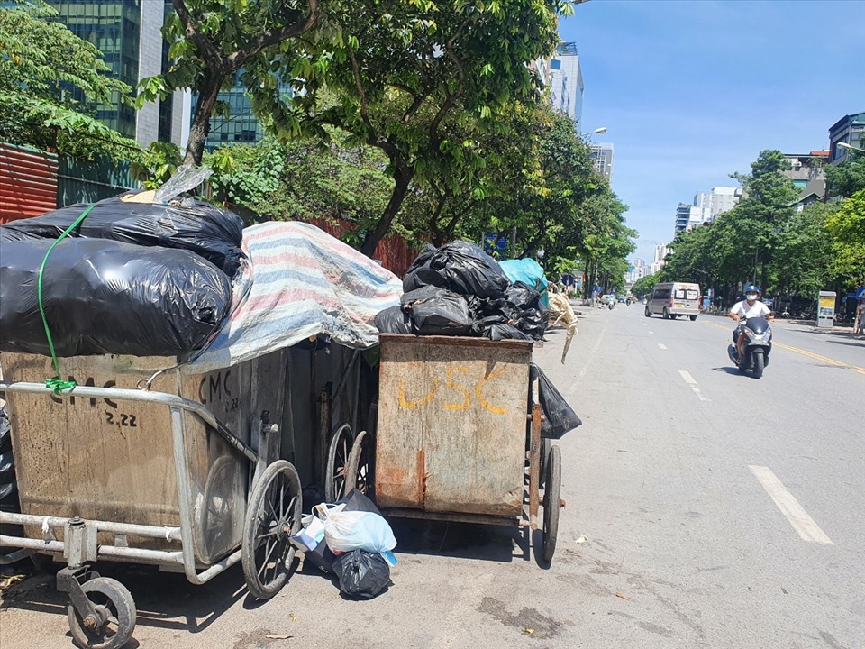 10 xe tập kết rác chưa được chuyển đi khu vực ngã tư Trần Thái Tông - Duy Tân.