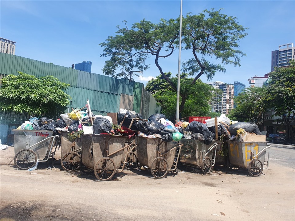 Đường Trần Kim Xuyến có hơn 40 xe rác chờ được xử lý.