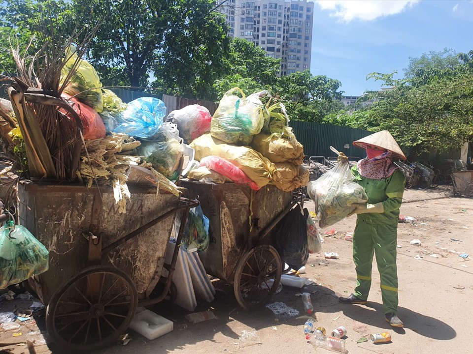 Đường Trần Kim Xuyến có hơn 40 xe rác chờ được xử lý.