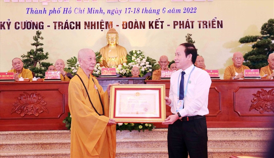 Ông Lê Tiến Châu trao tặng Trưởng lão Hòa thượng Thích Trí Quảng Huân chương Độc lập hạng Nhất